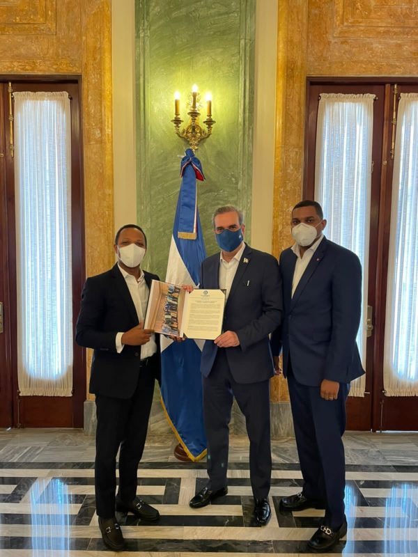 País Posible reconoce al presidente Abinader