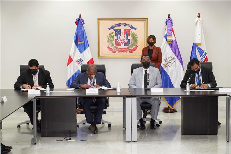 Consejo del Poder Judicial y Registro Inmobiliario firman convenio con el Inposdom 