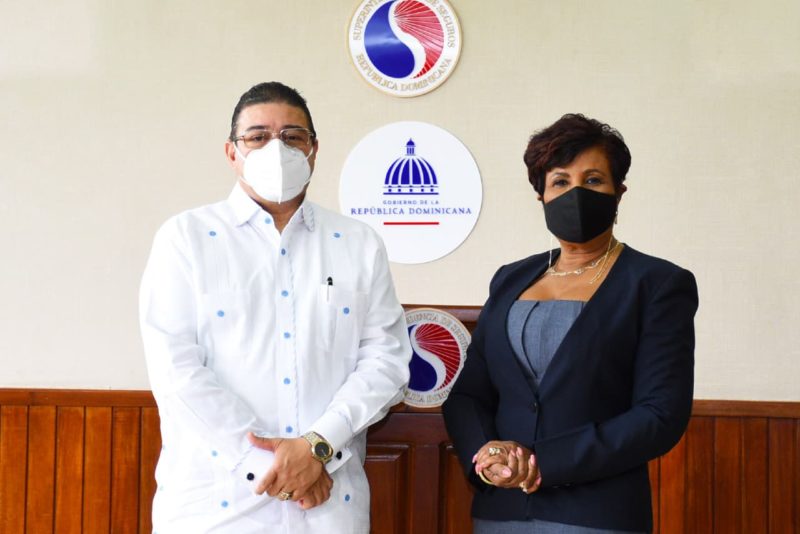 Superintendente de Seguros y Ministro de Deportes coordinan entrega instalaciones del club para complejo deportivo