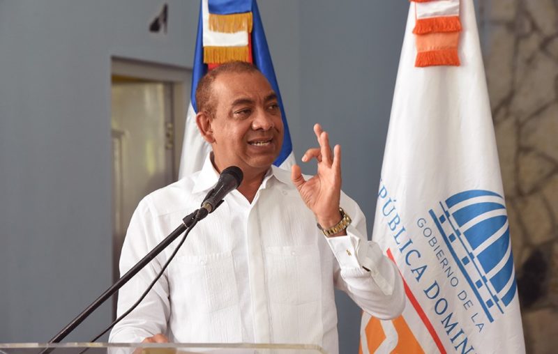 Deligne Ascención anuncia la construcción de tres carreteras, una desde la7 Autovía del Este con Miches y dos comunican municipios de El Seibo.