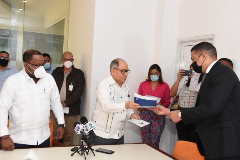 Advierten al Colegio Médico Dominicano que la medida precautoria en su contra está vigente; si médicos niegan atención pueden ser demandados