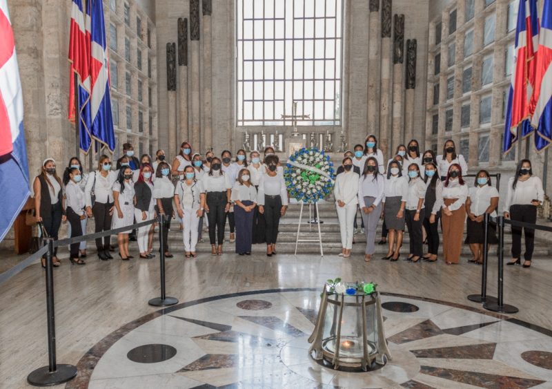 País Posible deposita ofrenda floral por natalicio de María Trinidad Sánchez