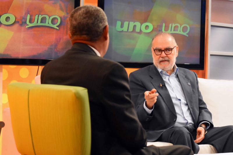 Ministro de Economía informa seis mesas de trabajo levantaron 196 propuestas con el objetivo de contrarrestar las alzas de los precios 