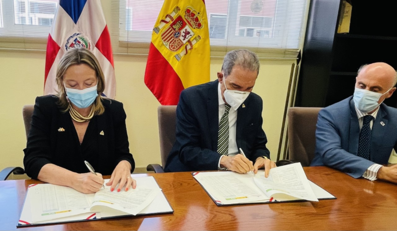 MESCYT y Escuela de Organización Industrial de España firman acuerdo que dará oportunidad a cientos de becarios para estudios online