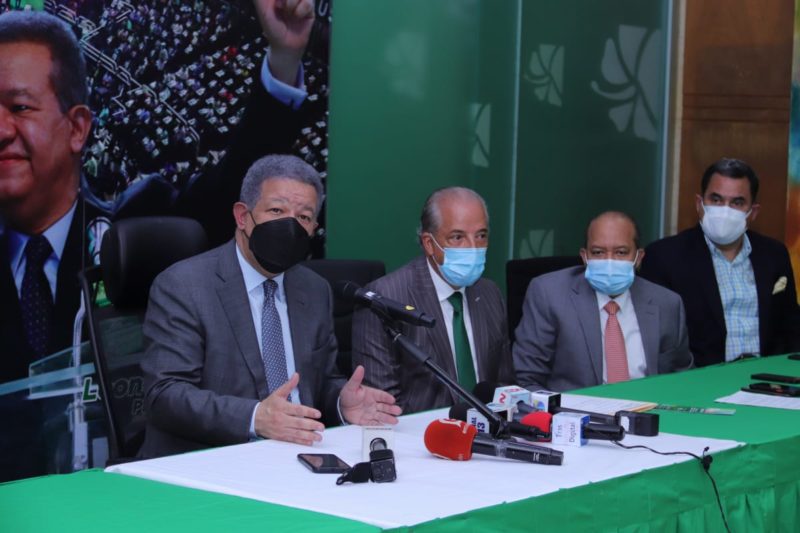 Leonel Fernández: «nuestros dirigentes y miembros van a actuar trasladando gente a los centros de vacunación»