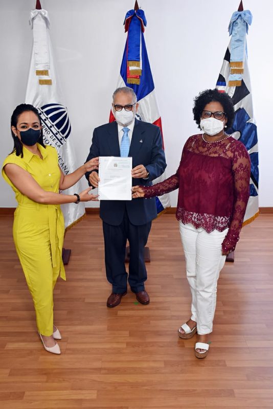 Ministro de Economía recibe de la senadora Faride Raful proyecto de ley de la Función Estadística Pública y el Sistema Estadístico Nacional 