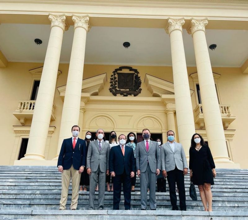 Encargado de Negocios de la Embajada de los EE. UU. y ministros administrativo de la Presidencia y de Educación Superior despiden becarias Fulbright-MESCyT