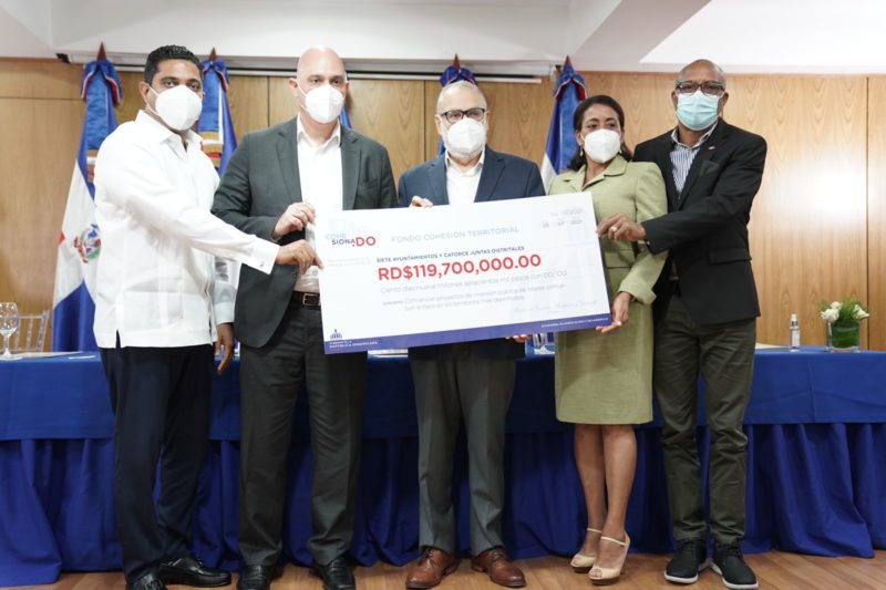 Gobierno entrega RD$119.7 millones para mejorar calidad de vida en municipios y distritos más deprimidos del país