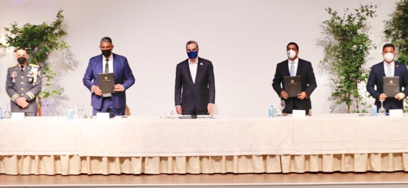 Con la presencia del presidente Luis Abinader, Liga Municipal entrega 500 armas de fuego a Interior y Policía