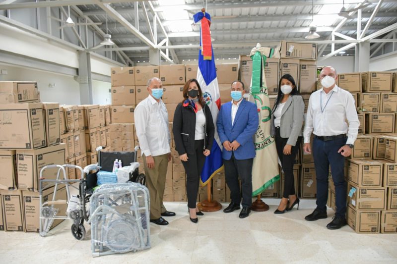 Consulado dominicano en Miami dona insumos  para envejecientes