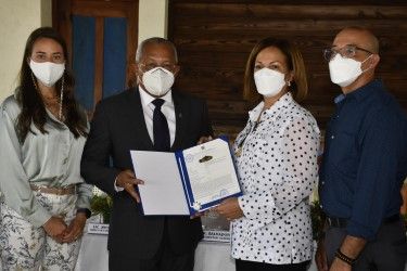 Onapi entrega Marca Colectiva “Cantero” a productores y artesanos de tabaco y cigarros de Tamboril