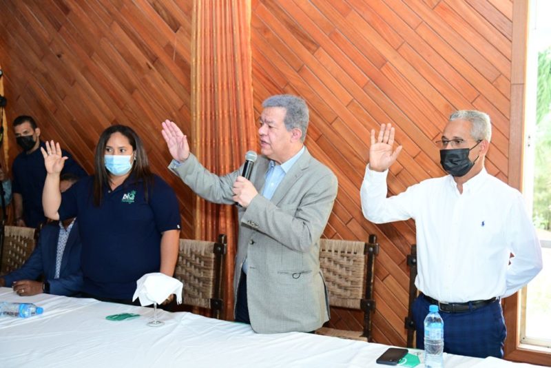 Leonel Fernández juramenta regidores peledeístas en la Fuerza del Pueblo