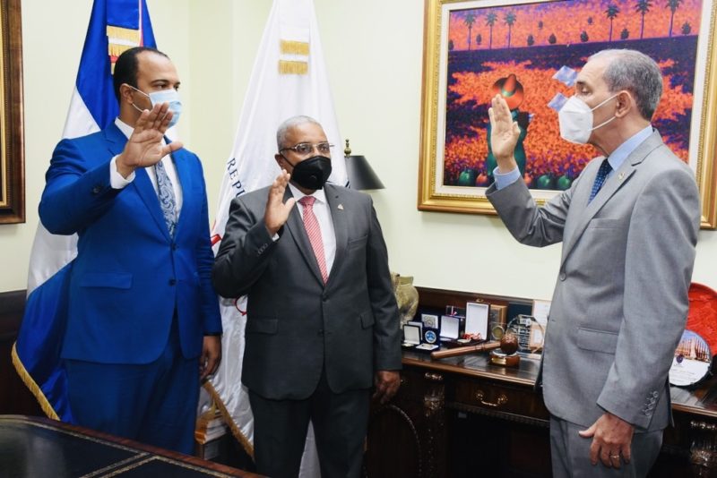 Ministro del MESCYT juramenta como rector del ITSC a Francisco Vegazo Ramírez