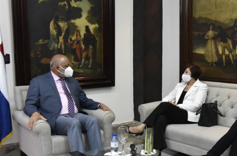 Roberto Fulcar recibe visita de la exministra Josefina Pimentel