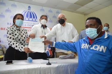 Agricultura y el Banco Agrícola pagan RD$39.7 millones a productores de cerdos de Sánchez Ramírez 