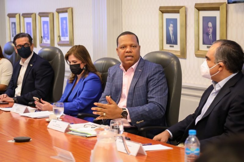 Eddy Alcántara y sector empresarial se reúnen para fortalecer a Pro  Consumidor