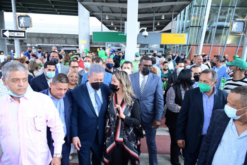 Leonel es recibido por decenas de seguidores en New York