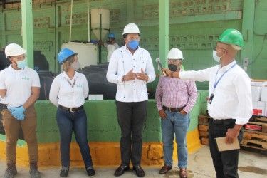 Pro Consumidor destruye cientos de productos químicos utilizados para la fabricación de “ácido del diablo”