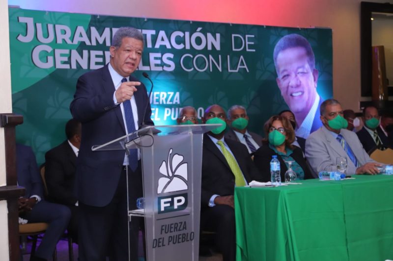 Leonel juramenta en la Fuerza del Pueblo 118  generales retirados
