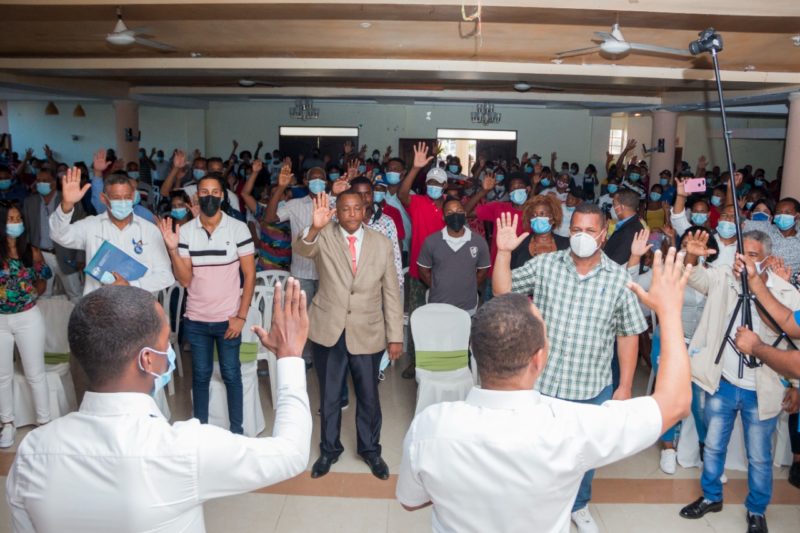 Cientos de expeledeistas de Villa Altagracia apoyan al presidente Abinader.