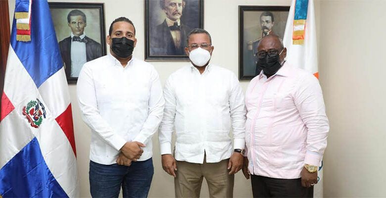 Director del INTRANT procura soluciones transporte de taxi con la participación del sector