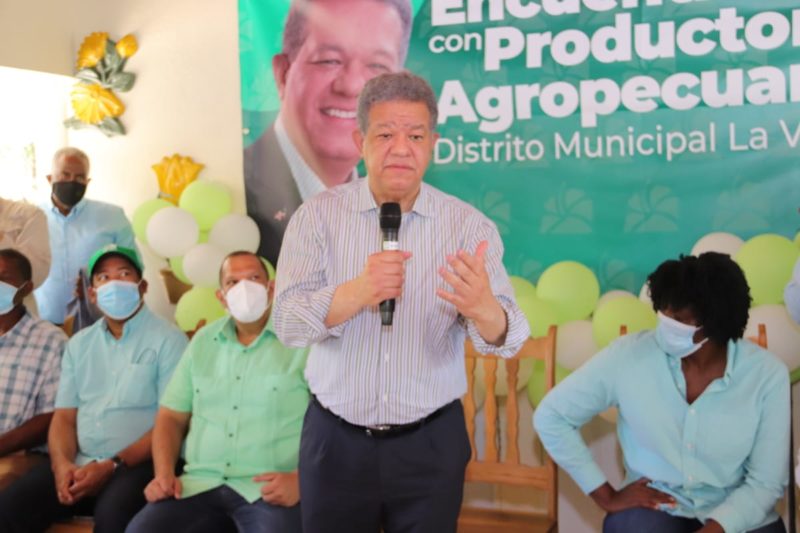 Leonel Fernández junto a Carlos Guzman hacen recorrido y juramentan dirigentes deportivos y políticos en Santo Domingo Norte