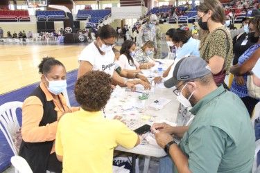 Pago auditado con cheque al personal médico transcurre en completa normalidad 
