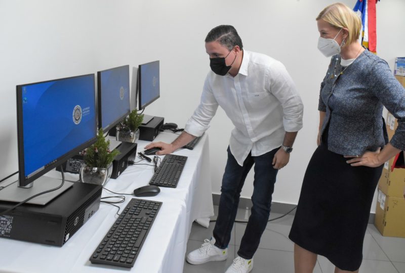 Director Autoridad Portuaria entrega equipos tecnológicos  para afianzar proceso de modernización del Sistema Portuaria Nacional