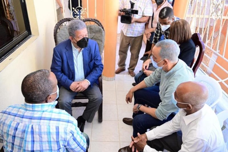 Leonel Fernández expresa solidaridad al visitar a familiares de dominicanos fallecidos en México