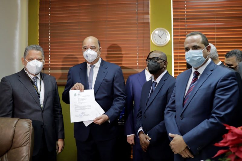 Fuerza del Pueblo deposita padrón de más de seiscientos cuarenta y ocho mil miembros ante la JCE