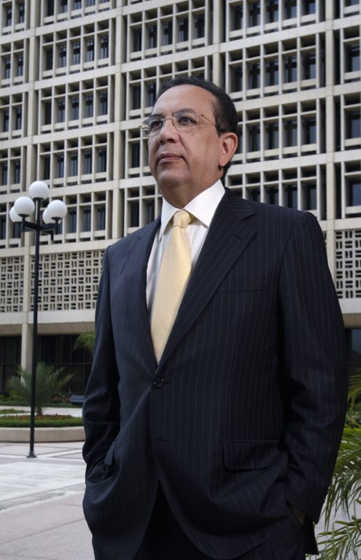 Revista Pan Finance galardona a Héctor Valdez Albizu como Gobernador de Banco Central del Año 2021, región Latinoamérica