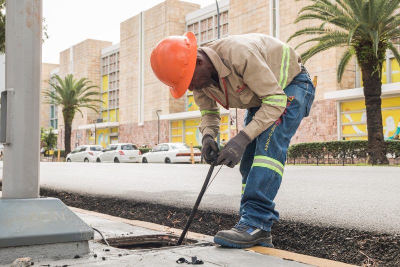 EDESUR coloca cableado soterrado y energiza lámparas del Bulevar de las estrellas, de la Churchill