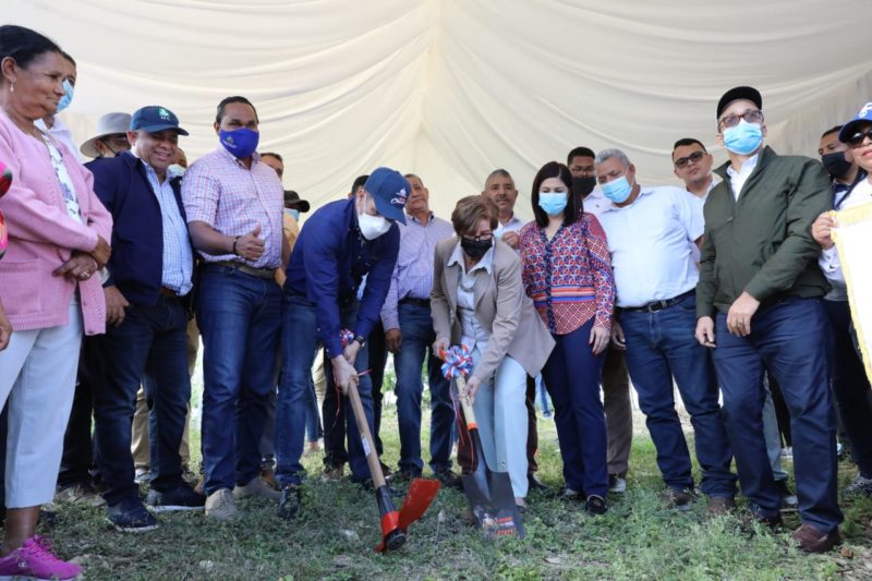 Gobierno inicia construcción de 165 kilómetros de caminos vecinales en Hermanas Miraba