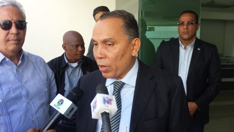 Radhamés Jiménez dice que es una locura que país se esté cayendo a pedazos y gobierno hable de reforma a la Constitución