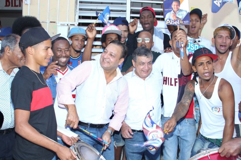 En Loma del Chivo Abel dice: “los dominicanos están al coger la loma y también la carne de chivo está cara”