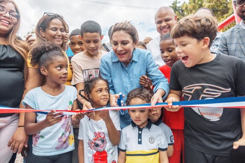 Alcaldesa Carolina Mejía entrega remozado el parque número 68 en Loma del Chivo, María Auxiliadora  