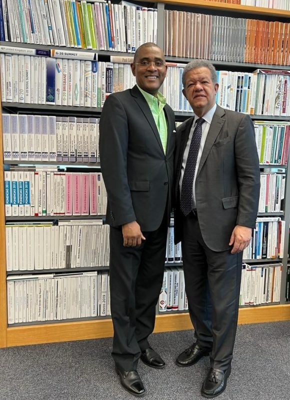 Leonel Fernández juramento a Isidro Ramírez (Alex) en Fuerza del Pueblo. 