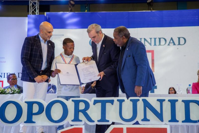 Gobierno cumple sueño a joven beneficiario del programa “Oportunidad 14-24”