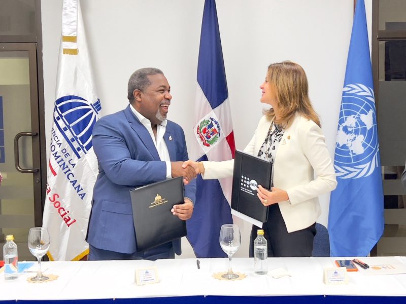 Firman acuerdo para desarrollar políticas a favor de la mujer