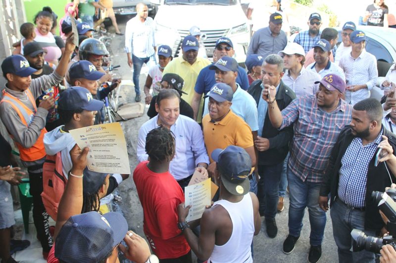 “Las raciones de alimentos que se llevaban casa por casa de forma gratuita a los más vulnerables, abusivamente el actual Gobierno las vende”, afirma Abel Martínez