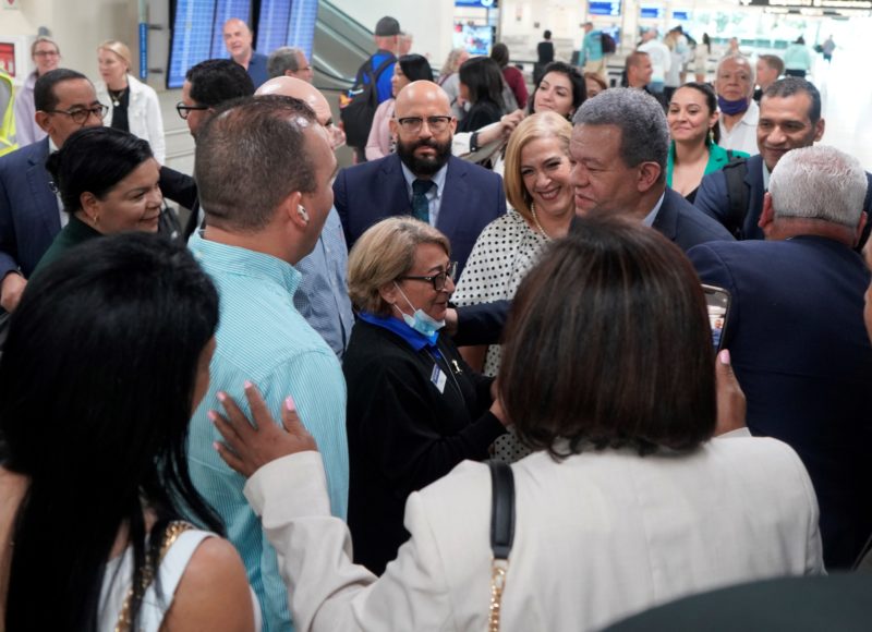 Leonel Fernández llega al Estado de la Florida para continuar juramentaciones de nuevos miembros de la Fuerza del Pueblo 