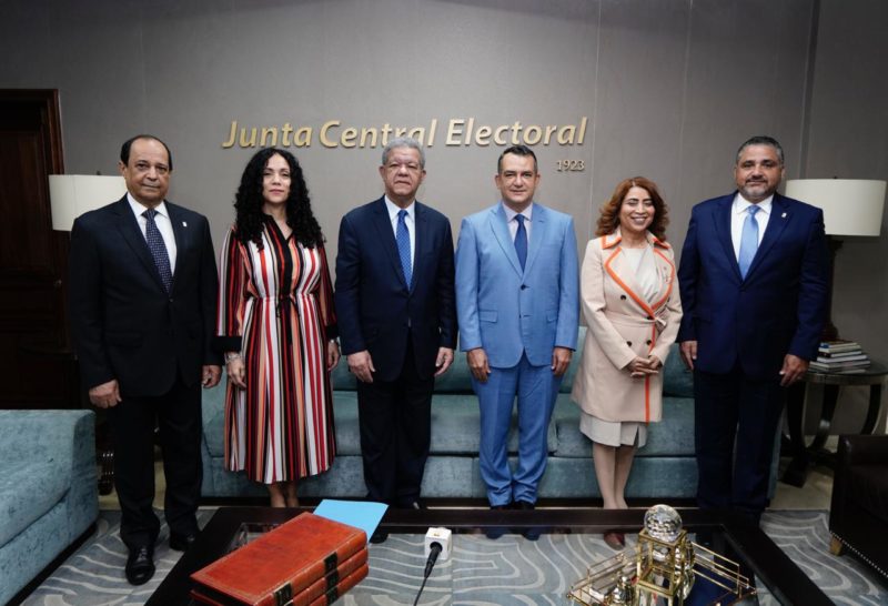 Leonel deposita padrón de Fuerza del Pueblo con más de un millón de miembros