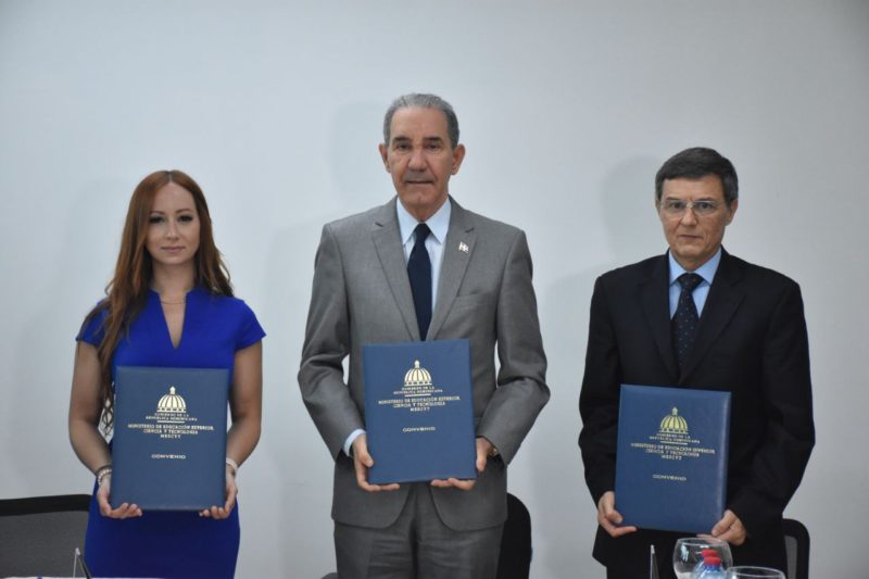 MESCYT y Microsoft firman convenio para formar y certificar 6,000 docentes y estudiantes de educación