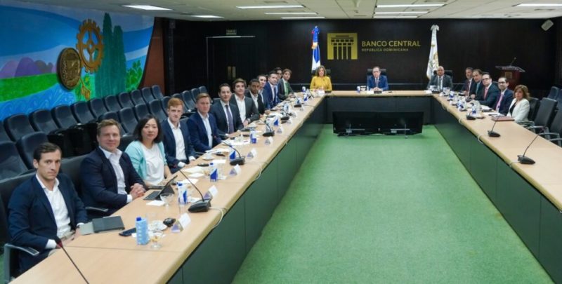 Valdez Albizu se reúne con inversionistas internacionales interesados en el desempeño de la economía dominicana