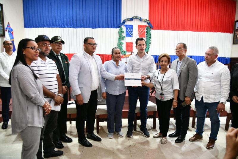 Intrant entrega Plan de Movilidad Urbana a San Francisco de Macorís