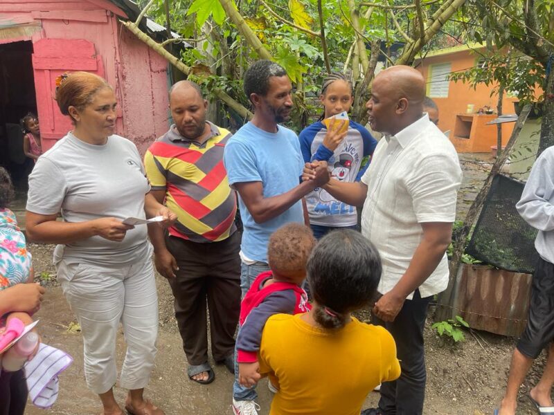 Eglenin Morrison recorre los 158 municipios del país para desplazar a la vieja política