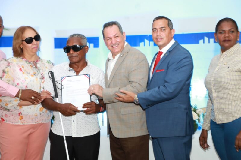 Promipyme entrega  RD$23.2 millones a micro empresarios de  Haina y El Carril 