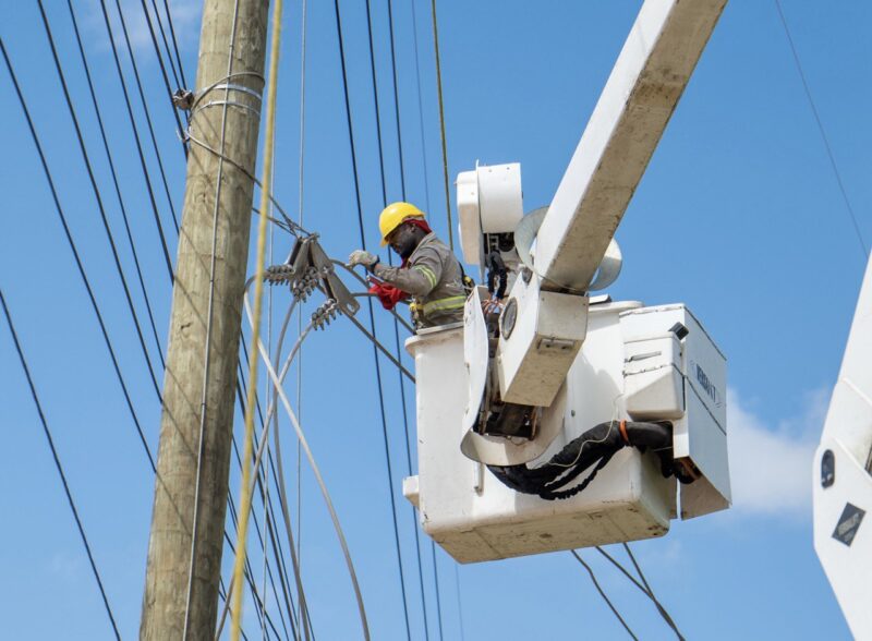 BRIGADAS DE ETED REALIZARÁN MANTENIMIENTO EN LÍNEA 69 KV VILLA DUARTE-INVIVIENDA 