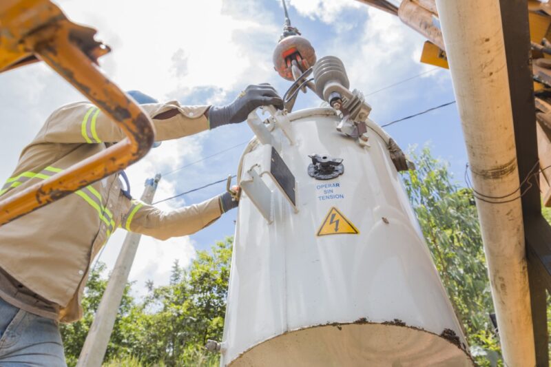 Edesur colocará 75 nuevos transformadores, decenas de luminarias y nuevas redes en Santa Rosa, Baní