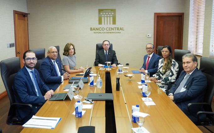 Valdez Albizu recibió a ejecutivos de Ambev Dominicana